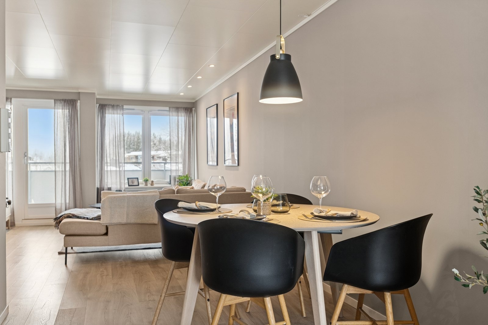 Stue med store vindusflater som slipper inn rikelige mengder naturlig dagslys. Hyggelig spiseplass i tilknytning til kjøkkenet som innbyr til både hverdagskos og sosiale sammenkomster. Galleribilde