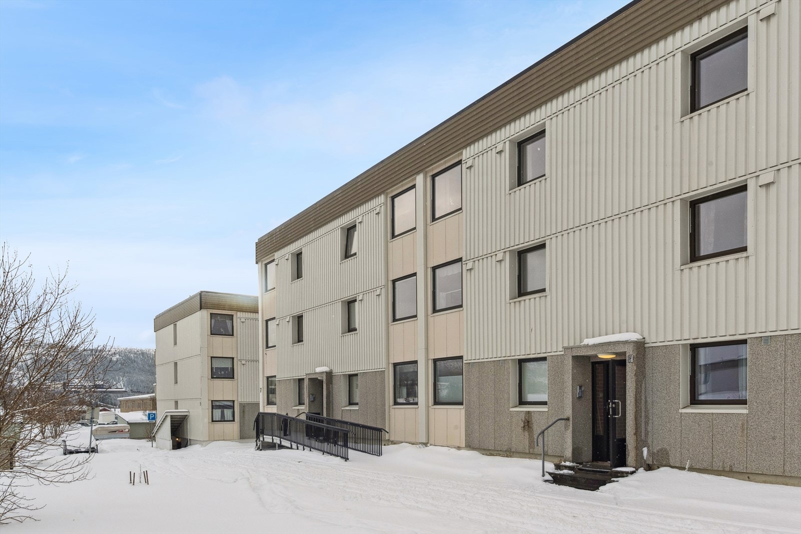 AL Ormenget BL - Her er det fint å bo! Her er det sykehus, dagligvarebutikk, blomsterbutikk og barnehage i umiddelbar nærhet. På Selfors finner du også bensinstasjon, frisør og vegkro. Galleribilde