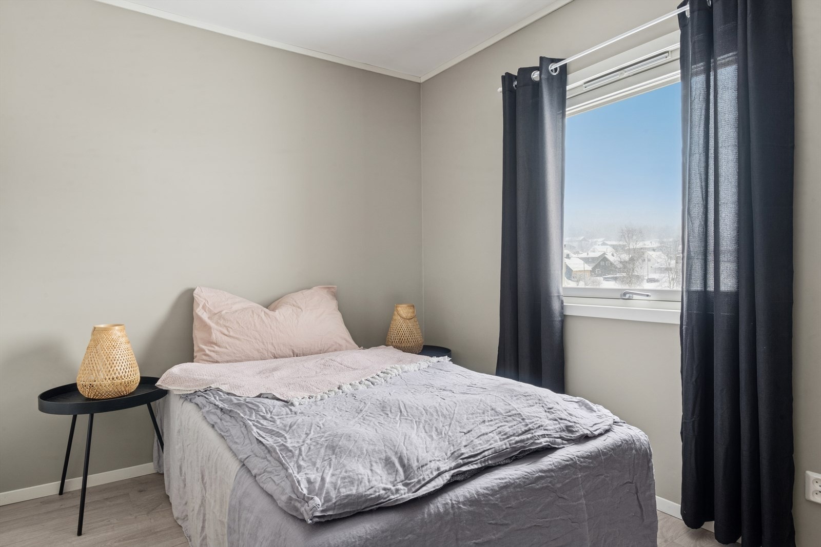 Lyst og trivelig soverom for ro og en god natts søvn. Galleribilde