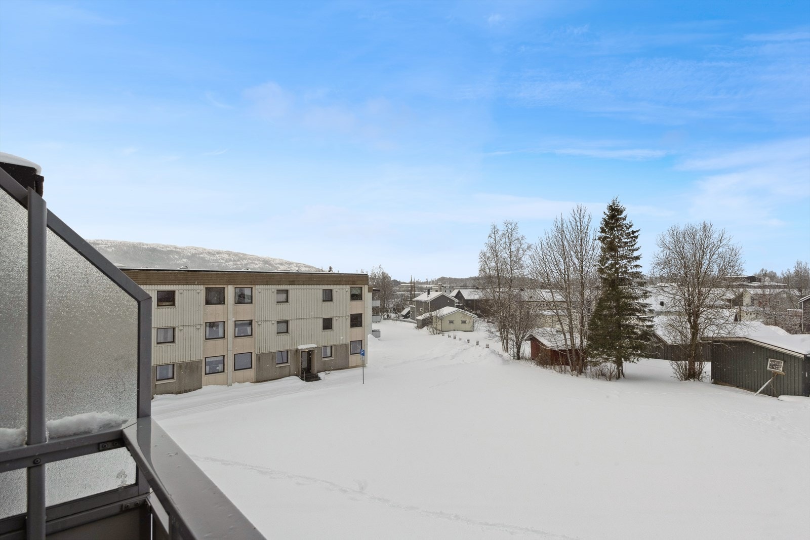 Eiendommen ligger i et veletablert og attraktivt boligområde på Selfors i Mo i Rana. Området tilbyr kort avstand til flotte turmuligheter i Selfors-lia, som gir gode muligheter for friluftsliv og rekreasjon. Galleribilde