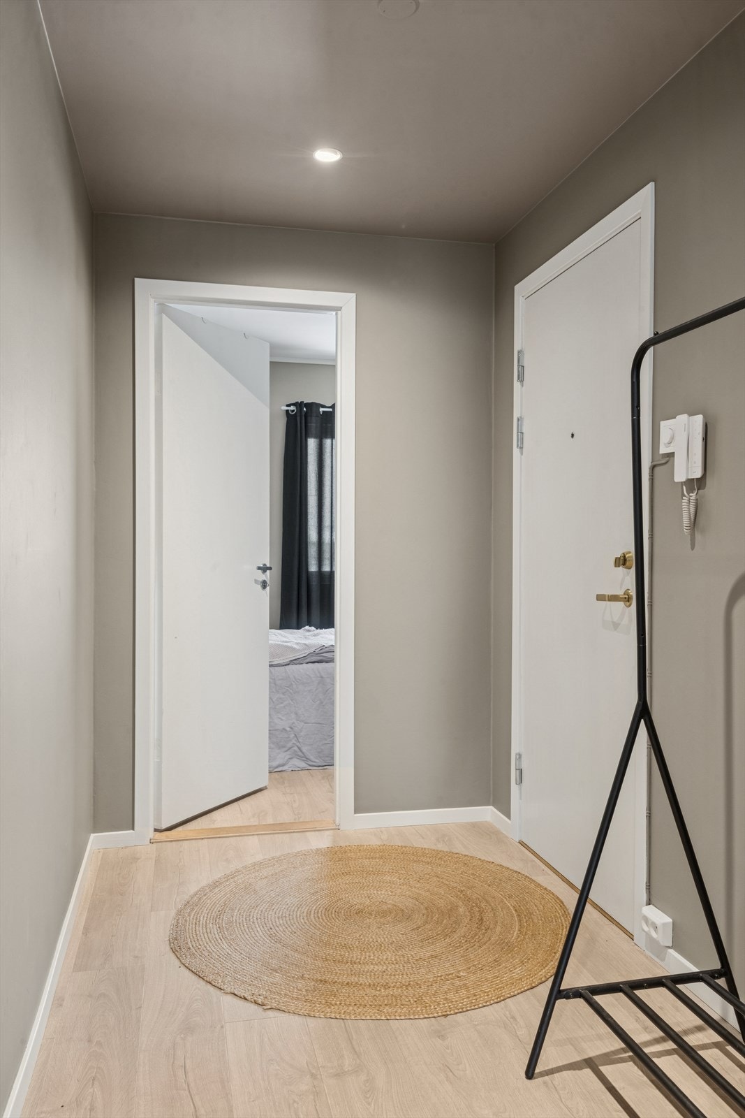 Lys og fin entrè med god plass til å henge fra seg yttertøy og sette fra seg sko. Galleribilde