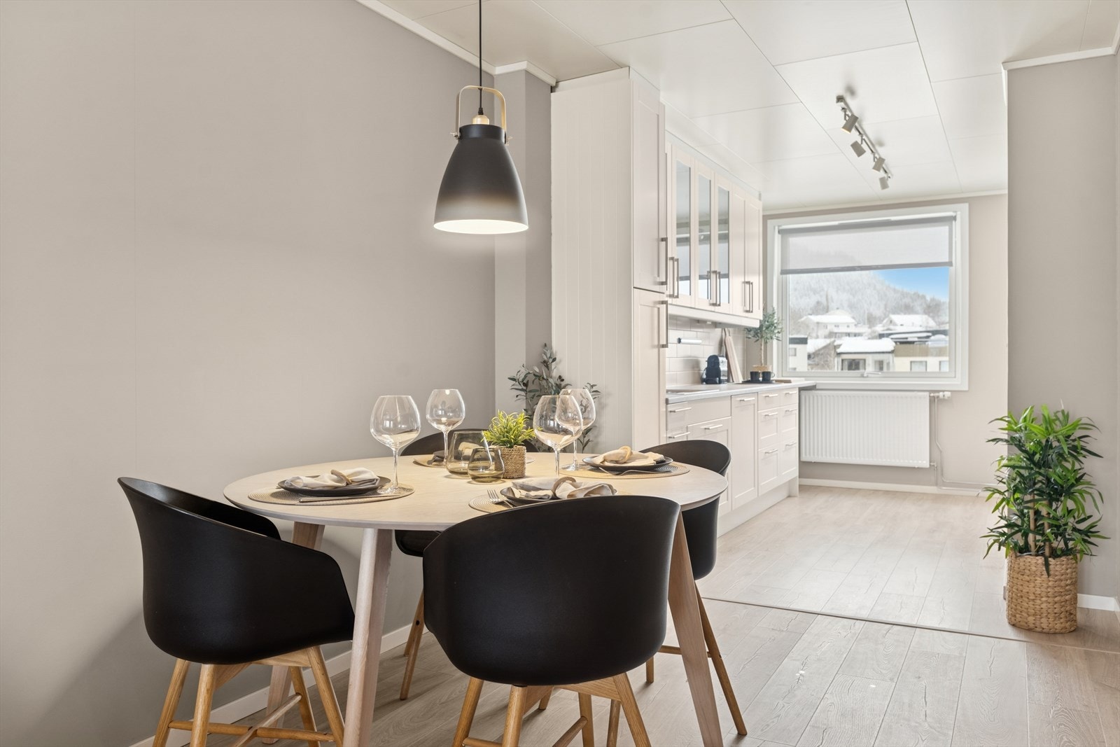 Her kan du dekke på til gode måltider, invitere venner og familie, og nyte et hjem som er like praktisk som det er stemningsfylt. Galleribilde