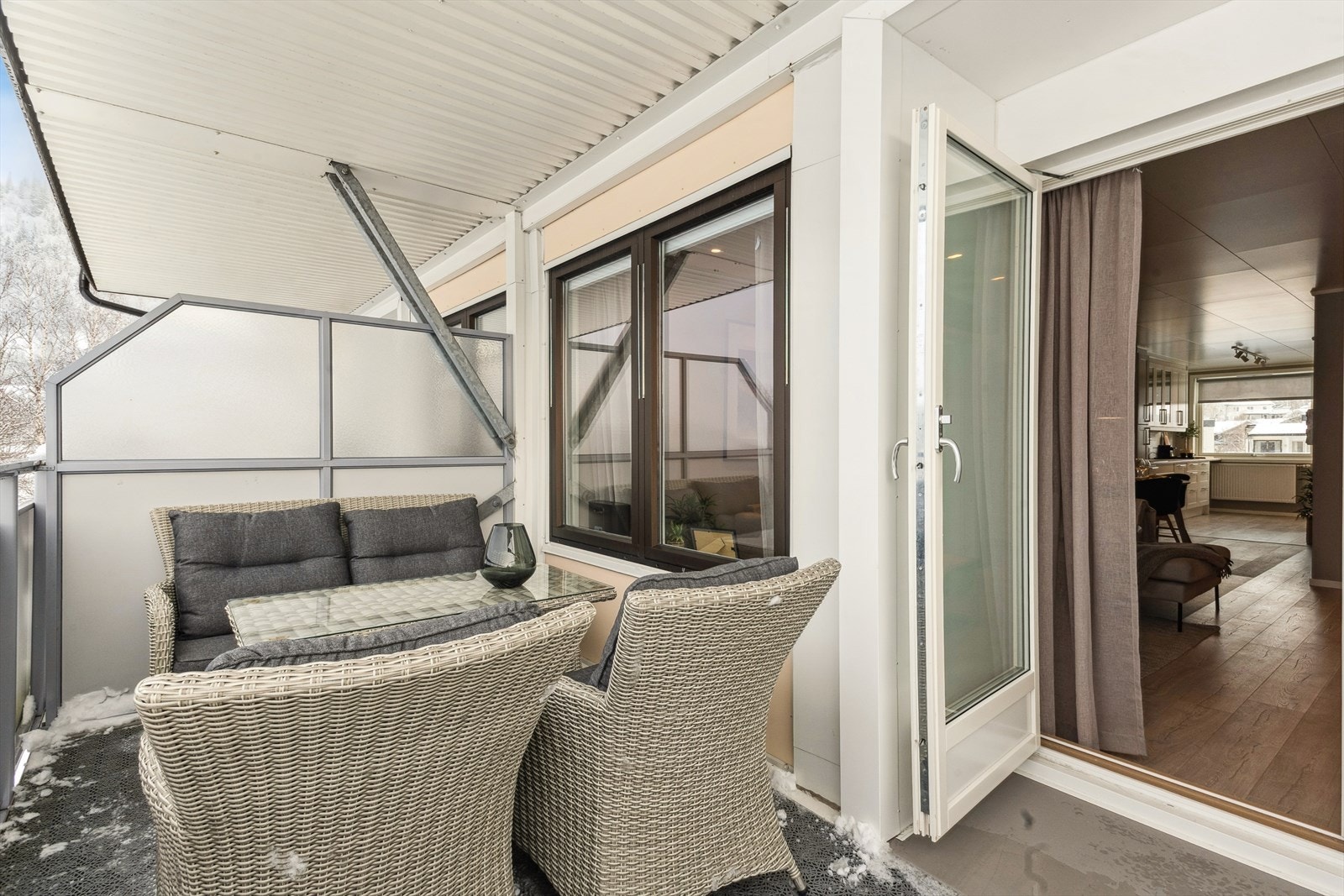 Koselig uteplass til ønsket utemøblement, det perfekte stedet for morgenkaffen, rolige stunder eller lange sommerkvelder. Galleribilde