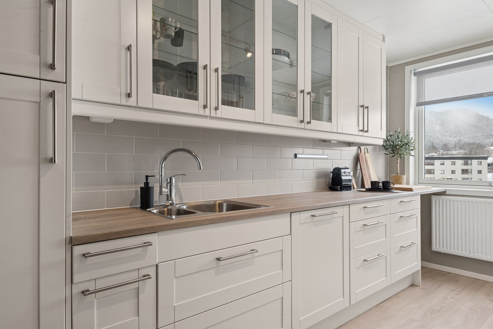 Kjøkken med rikelig med skap- og benkeplass. Galleribilde