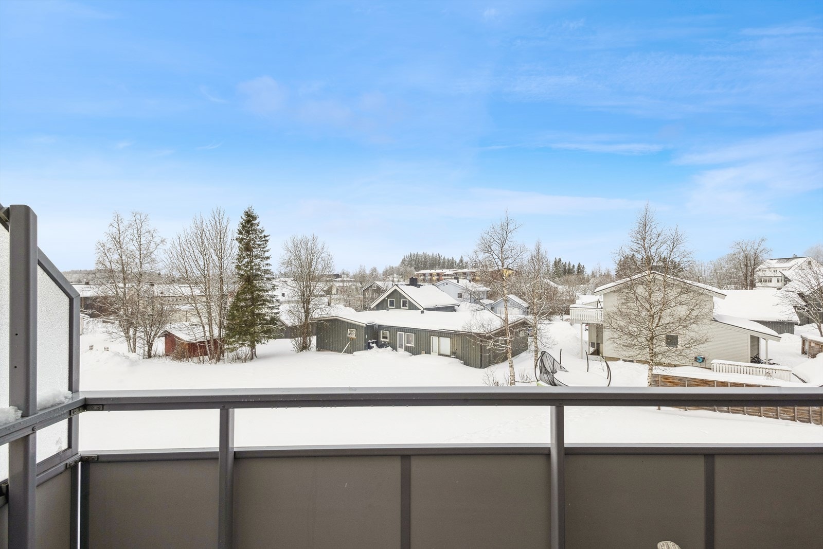 Fra balkongen med fin utsikt til det koselige boligområdet som omgir eiendommen. Galleribilde