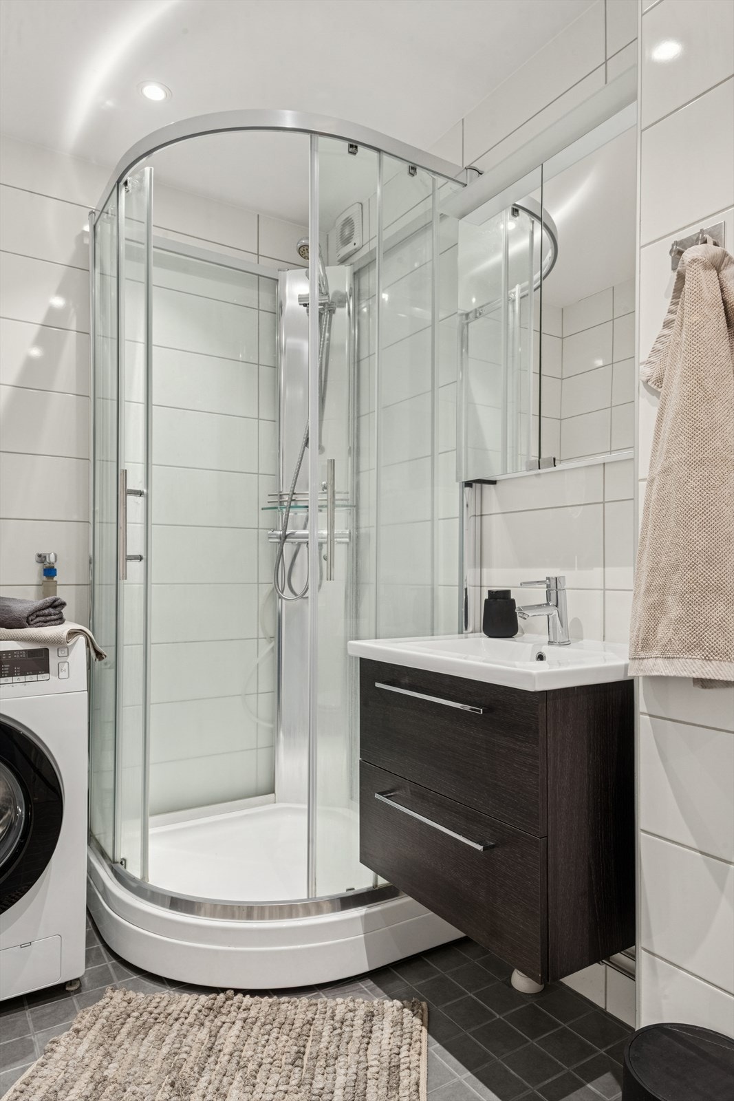 Baderom med dusjkabinett. Galleribilde