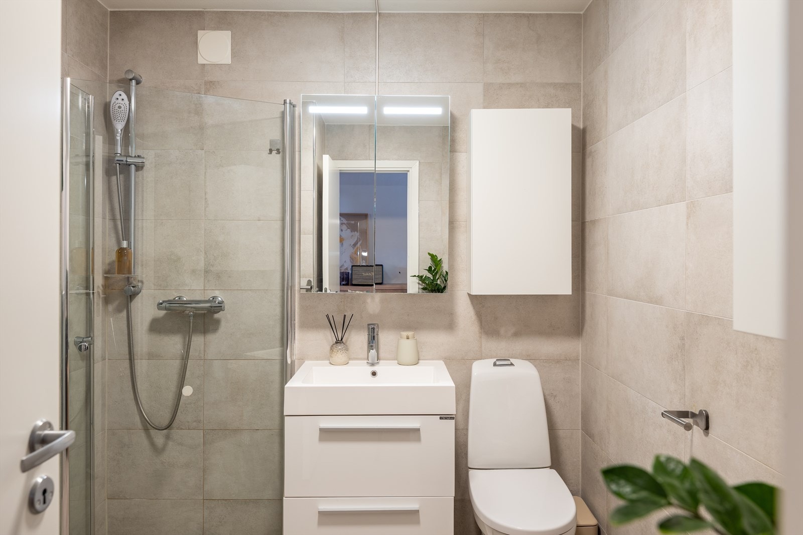 Lekkert, flislagt baderom som ble pusset opp i 2015 iflg. tidligere salgsoppgave. Baderommet er utstyrt med dusjhjørne, toalett, servant med underskap, speilskap, opplegg til vaskemaskin, samt varmekabler i gulv. Galleribilde