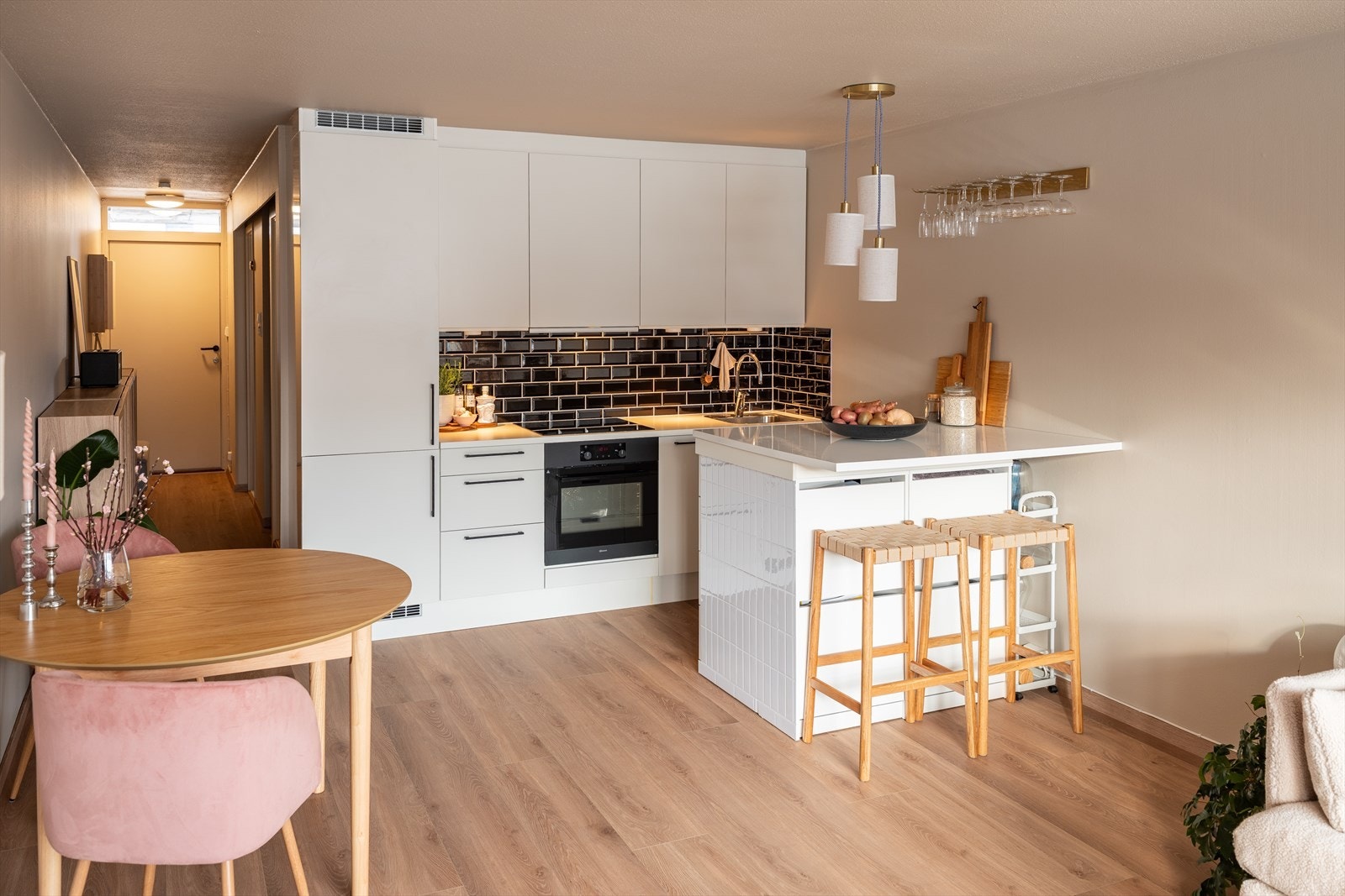 Kjøkkenet fremstår pent og moderne, med slette fronter og i takhøy utførelse. Iflg. tidligere salgsoppgave ble kjøkkenet pusset opp i 2015. Galleribilde