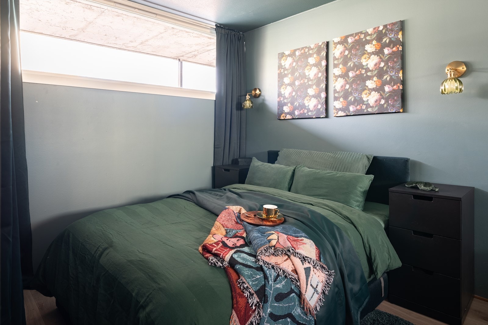 Pent soverom som måler 9 m² og har god plass til dobbeltseng. Galleribilde