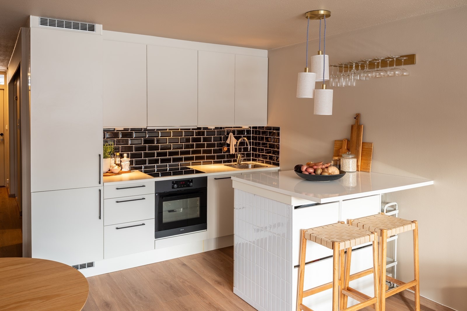 Av integrerte hvitevarer er det platetopp, stekeovn, oppvaskmaskin og kjøl-/fryseskap. Kjøkkenet er vurdert til TG1 av takstmann. Galleribilde