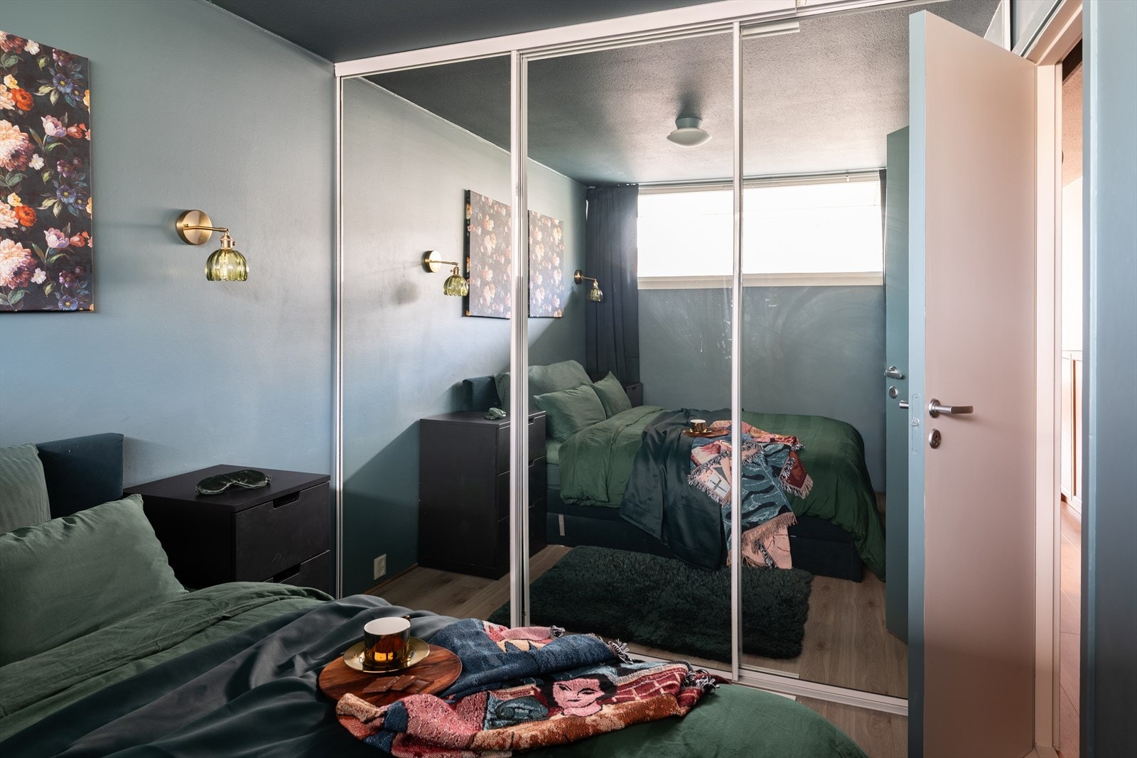 Her er det også en romslig og praktisk skyvedørsgarderobe med gode oppbevaringsmuligheter. Galleribilde