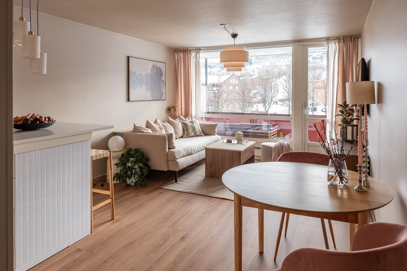 Leiligheten har en åpen stue-/kjøkkenløsning som måler 22 m². Her er det plass til å innrede med både sitte- og spisegruppe. Galleribilde