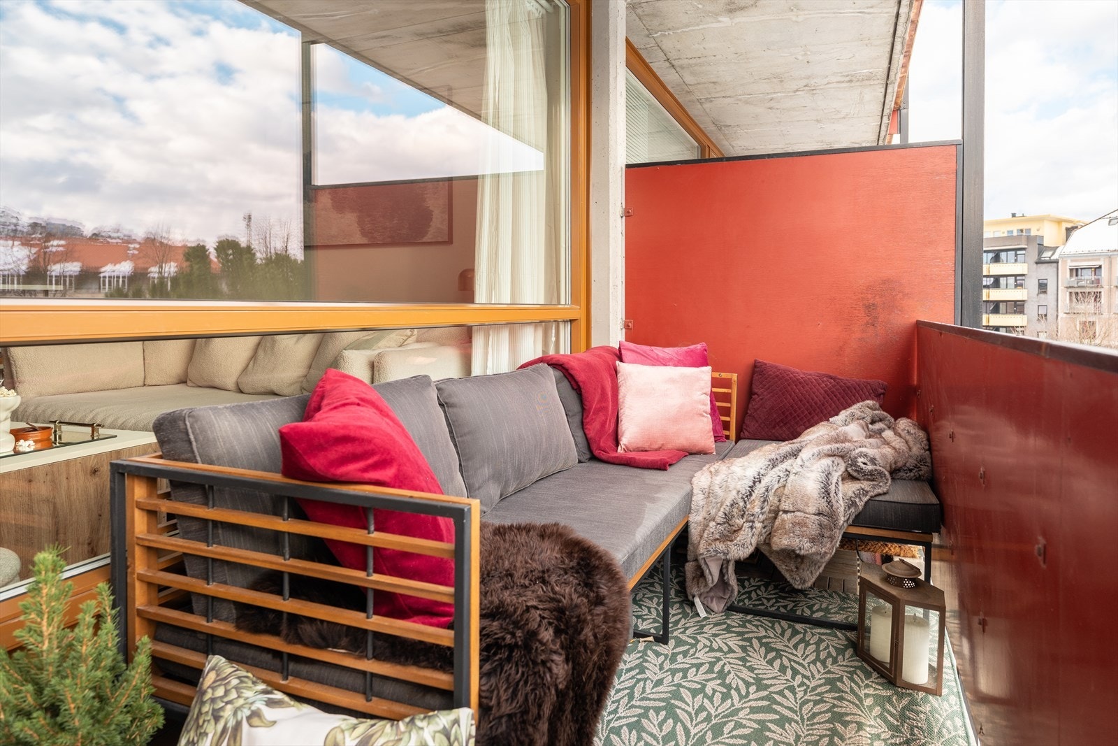 Balkongen er vendt i sørøst retning og byr på sol fra morgen til ettermiddag. Galleribilde