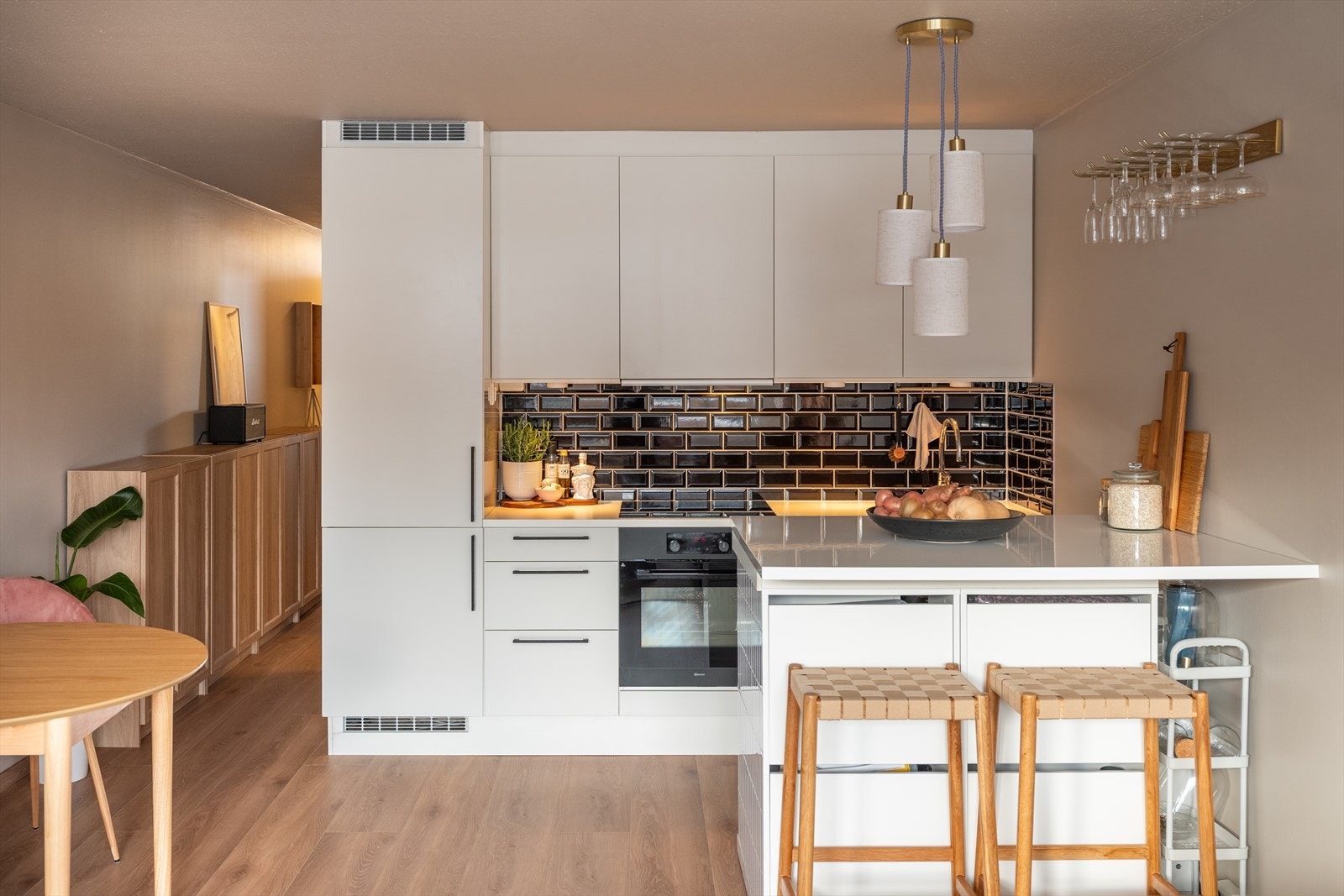 I tilknytning til kjøkkenet er det etablert en praktisk barløsning - perfekt for ekstra oppbevaring, men også morgenkaffen før jobb. Galleribilde