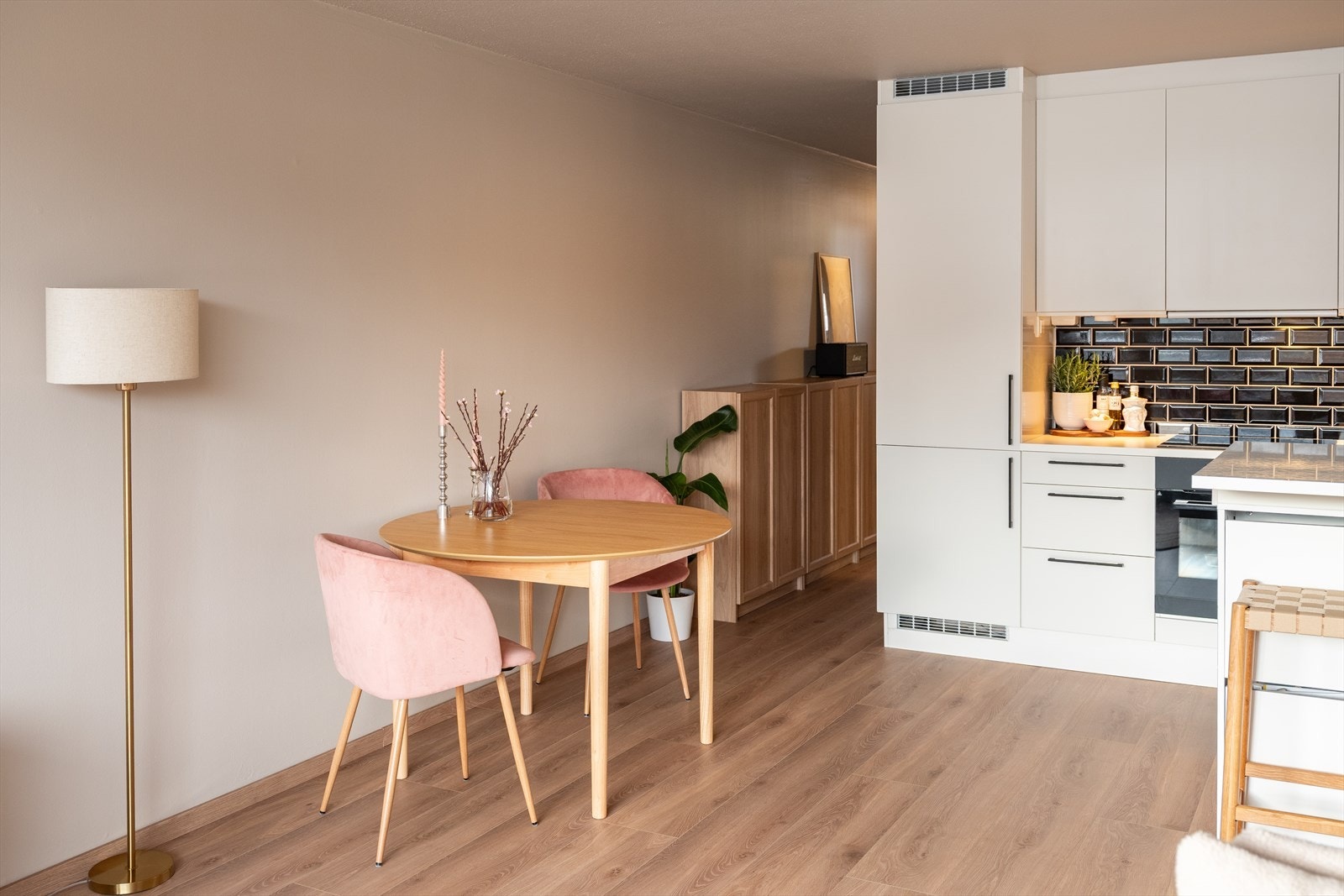 Like ved kjøkkenet finner spiseplassen sin naturlige plass i rommet. Galleribilde