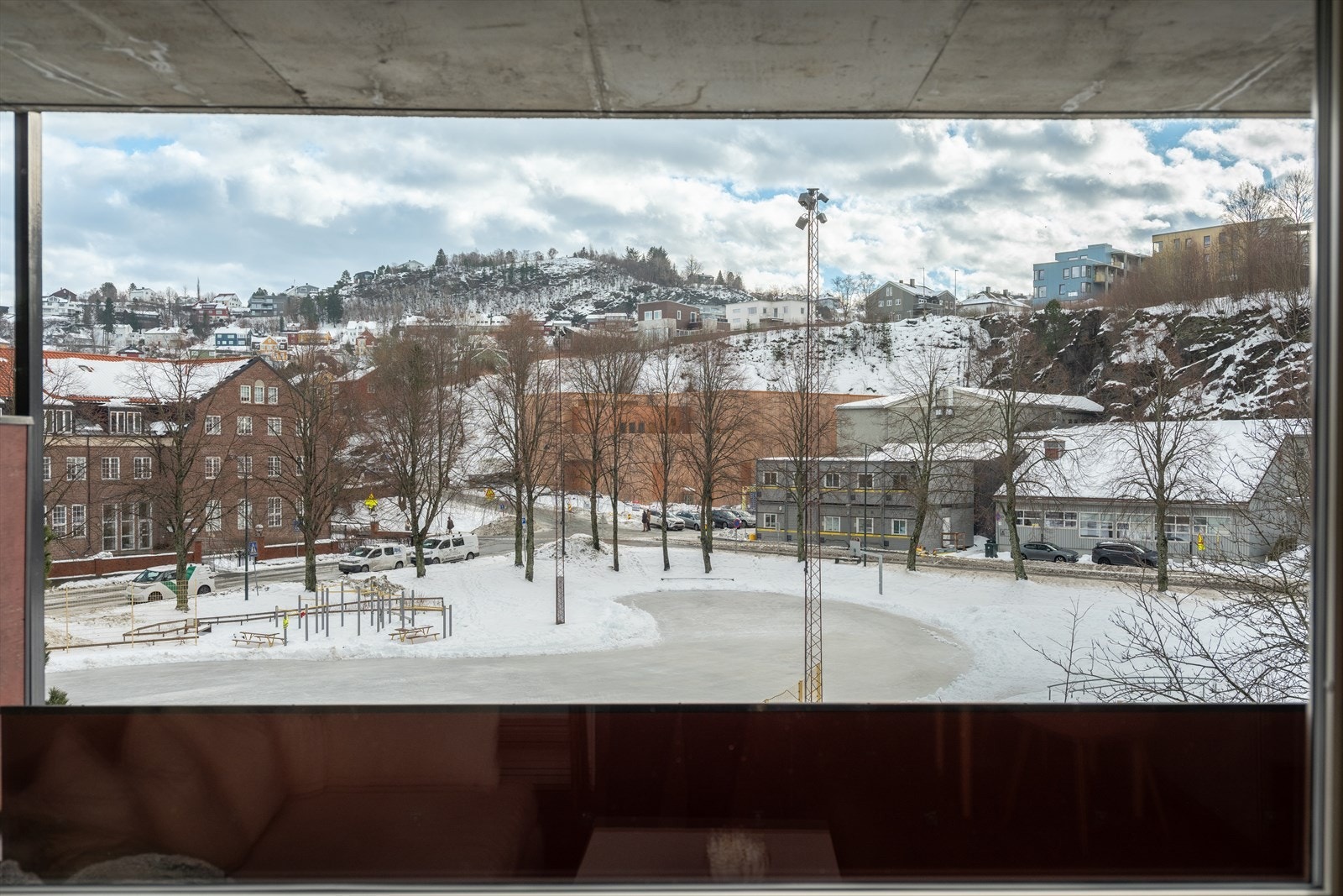 Her bor man i et rolig og skjermet område, samtidig som det er kun 5 minutter til Solsiden. Området byr på god offentlig kommunikasjon med både rute- og flybuss. Galleribilde