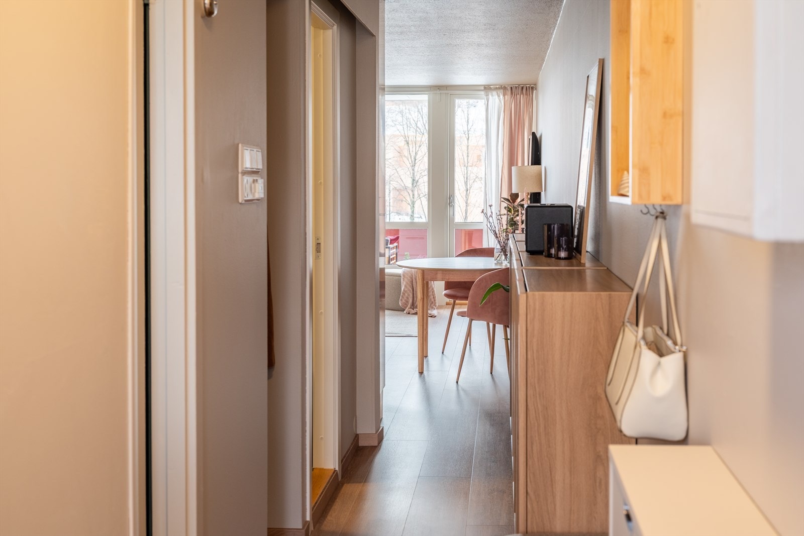 Innbydende entré med plass til oppheng av klær og plassering av sko. I 2026 ble sikringsskapet oppgradert med nye automatsikringer. Galleribilde