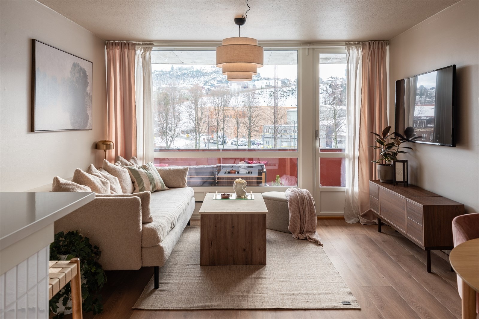 Leilighetens beliggenhet ut mot et åpent grøntområde, sørger for begrenset med innsyn og flott utsikt mot park og lekeplass. Galleribilde