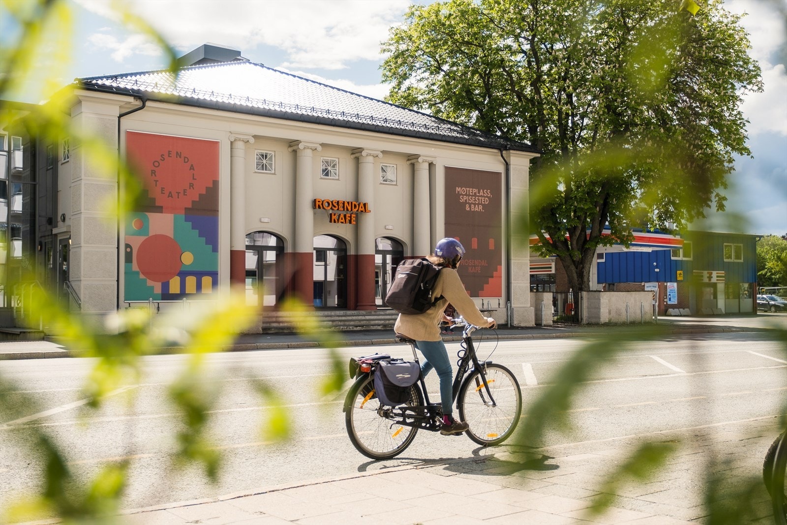 Miljøgata Innherredsveien blir en moderne, framtidsrettet hovedgate inn til sentrum, med hovedvekt på tilbud for gående og syklende og framkommelighet for kollektivtrafikk. Her er det med andre ord et svært godt kollektivtilbud, men også egen sykkelveg. Galleribilde