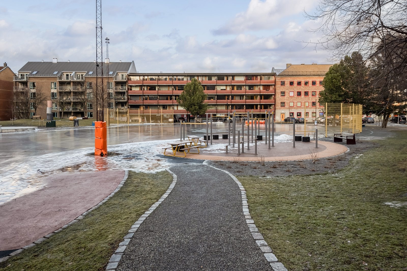 Like utenfor blokken er det opparbeidet et uteområde med sitteplasser og lekeplass. Galleribilde
