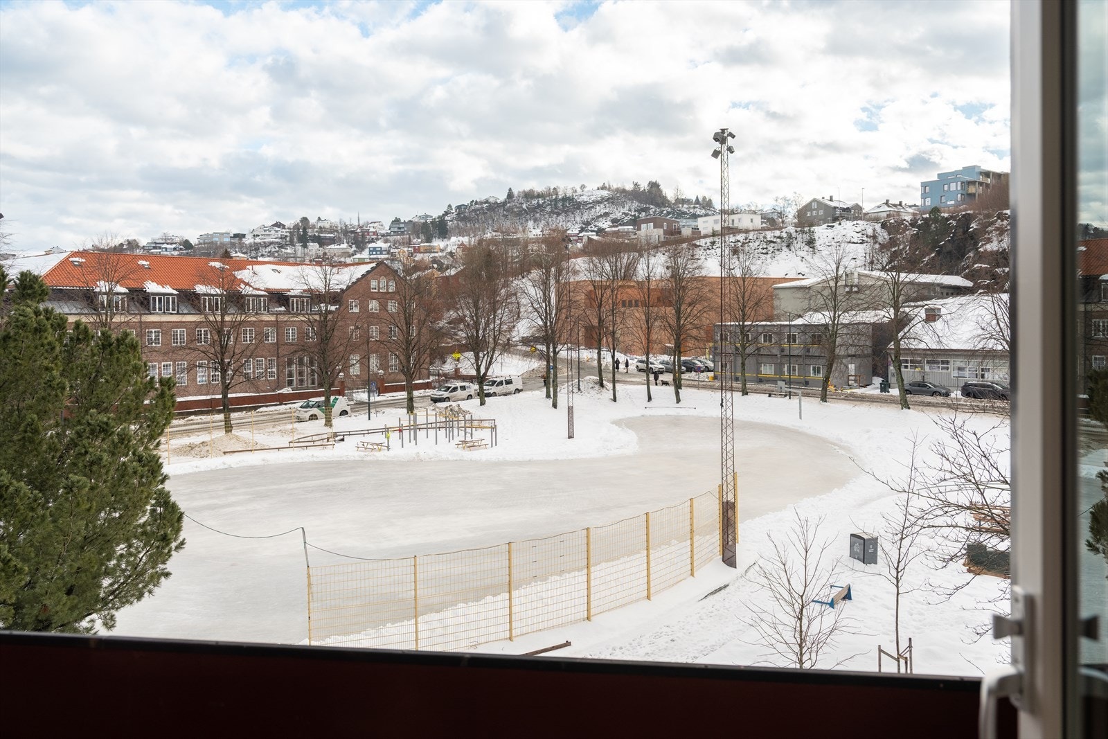 Både balkongen og leiligheten har svært begrenset med innsyn fra omkringliggende bebyggelse. Galleribilde