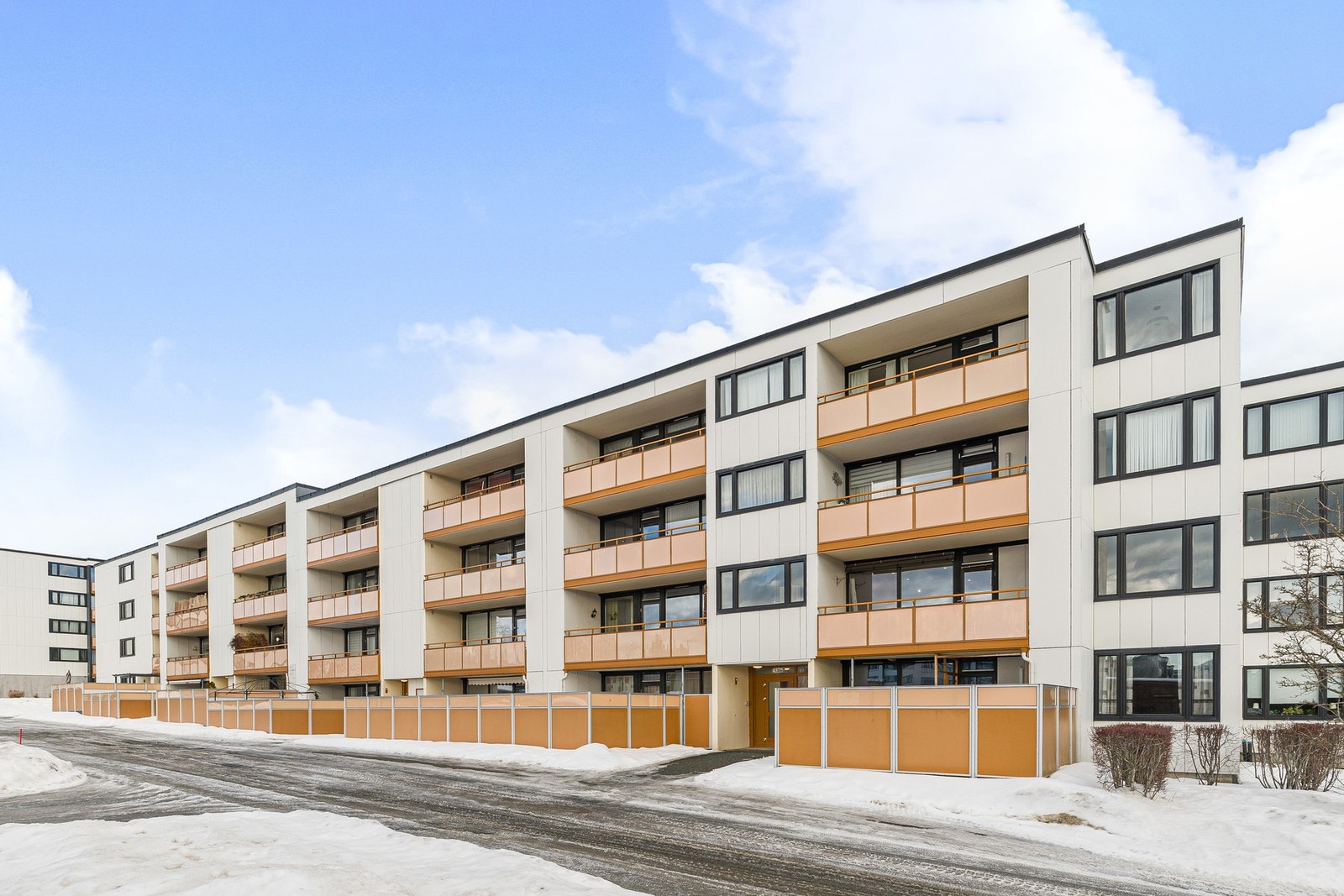 Flere dagligvarebutikker i nærområdet, samt apotek, tannlegesenter, post i butikk, bibliotek, svømmehall, idrettsarena og døgnåpen bensinstasjon. Galleribilde