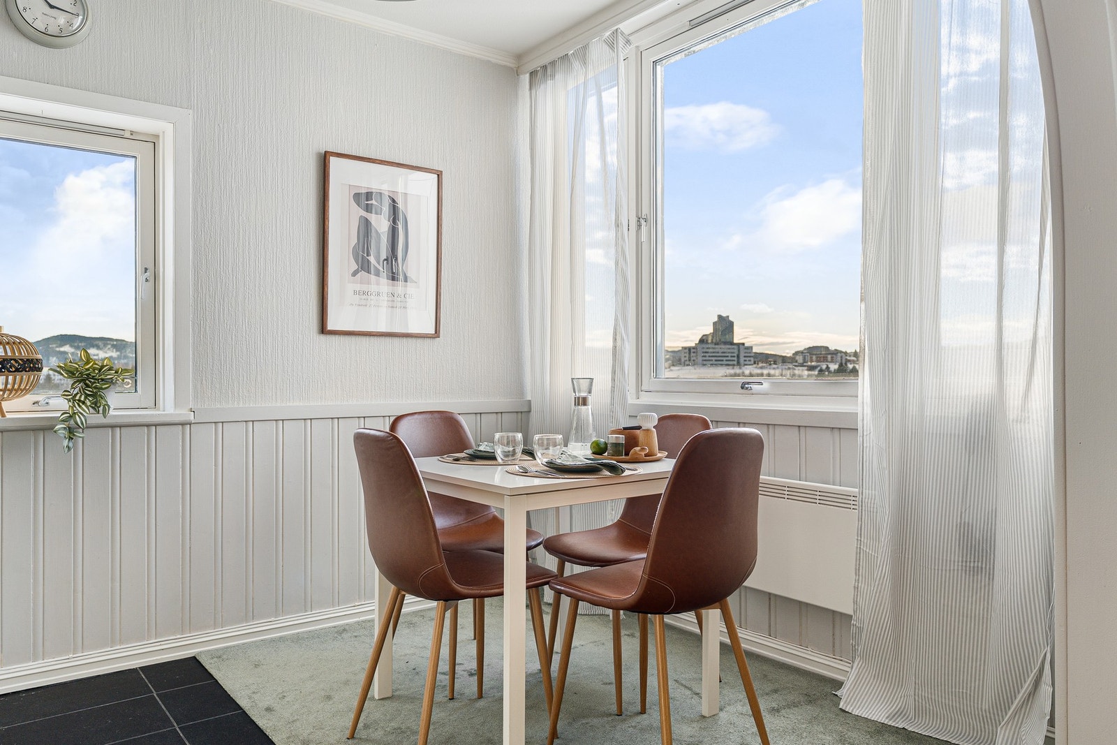 Praktisk plassert spisegruppe i tilknytning til kjøkkenet. Galleribilde