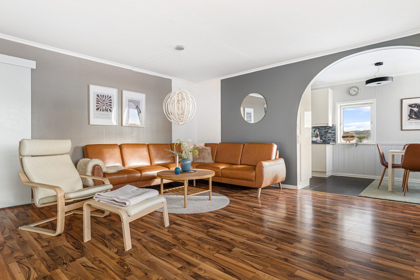 Stue på 44 m², som gir rikelig med plass til sosiale sammenkomster med venner og familie. Galleribilde