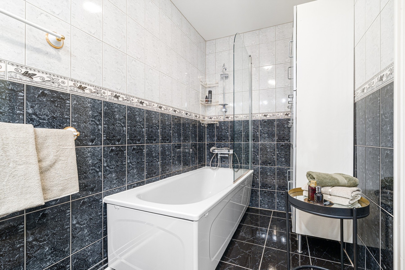 Badet er innredet med et praktisk badekar. Galleribilde