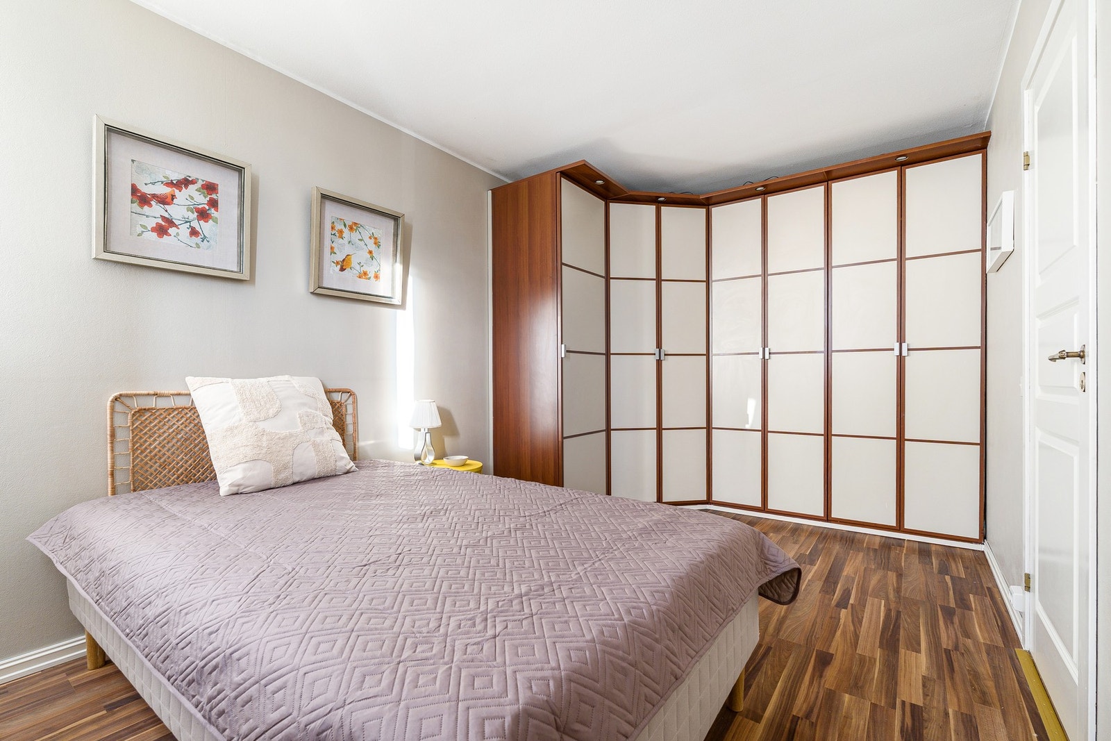 Soverom tre på 13 m², med svært praktisk garderobeløsning. Galleribilde