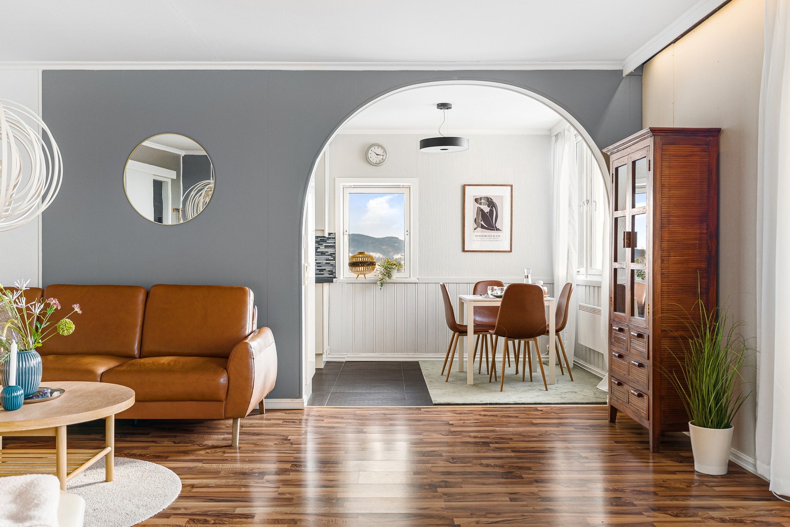 Åpen og sosial planløsning med naturlig plass til både sofa- og spisegruppe. Galleribilde