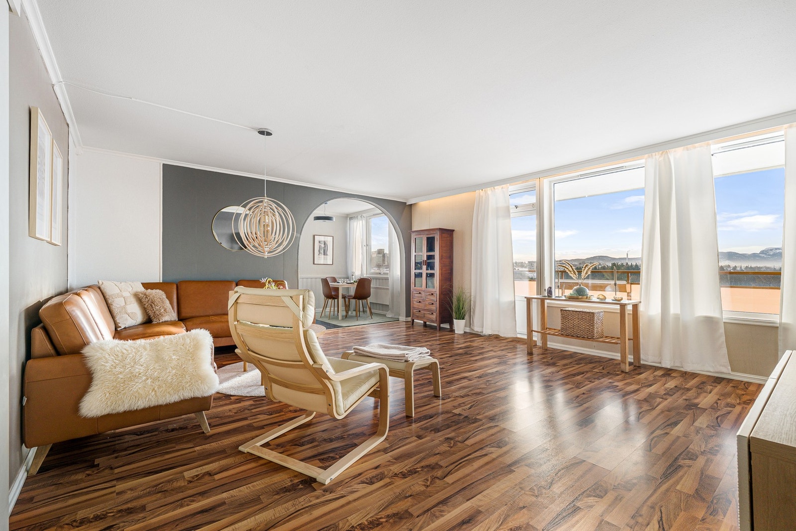 Velholdt og innholdsrik 5-roms toppleilighet. Galleribilde