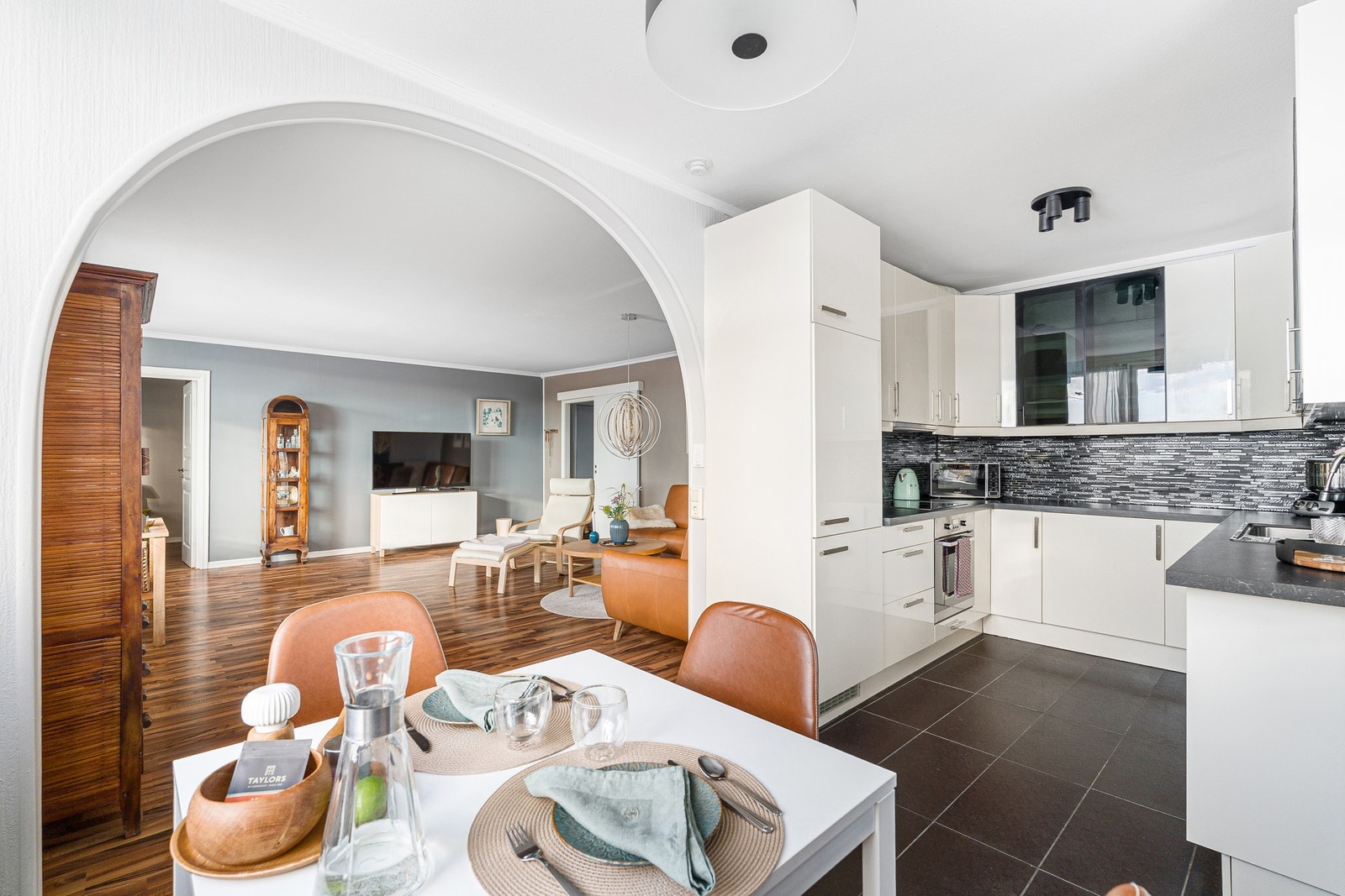 Lekkert og stilrent kjøkken med godt lysinnslipp. Galleribilde