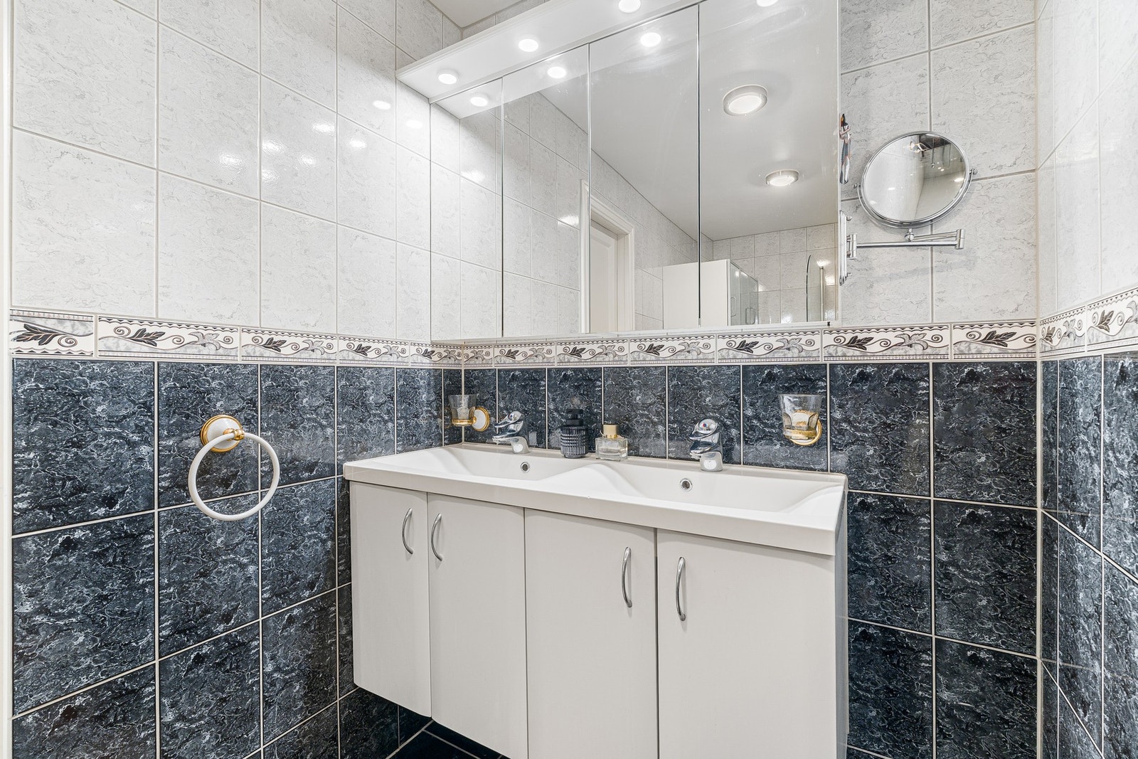 Gjennomgående stil med dobbel servant. Galleribilde