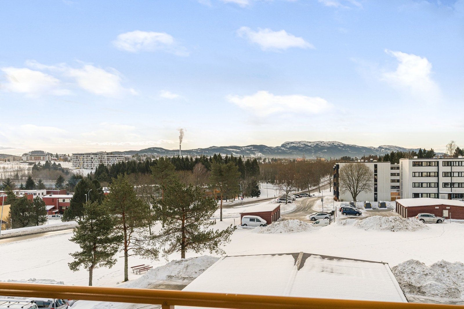 Mindre enn fem minutters gange til metrobusstopp, barnehage, barne- og ungdomsskole og videregående skole. Galleribilde