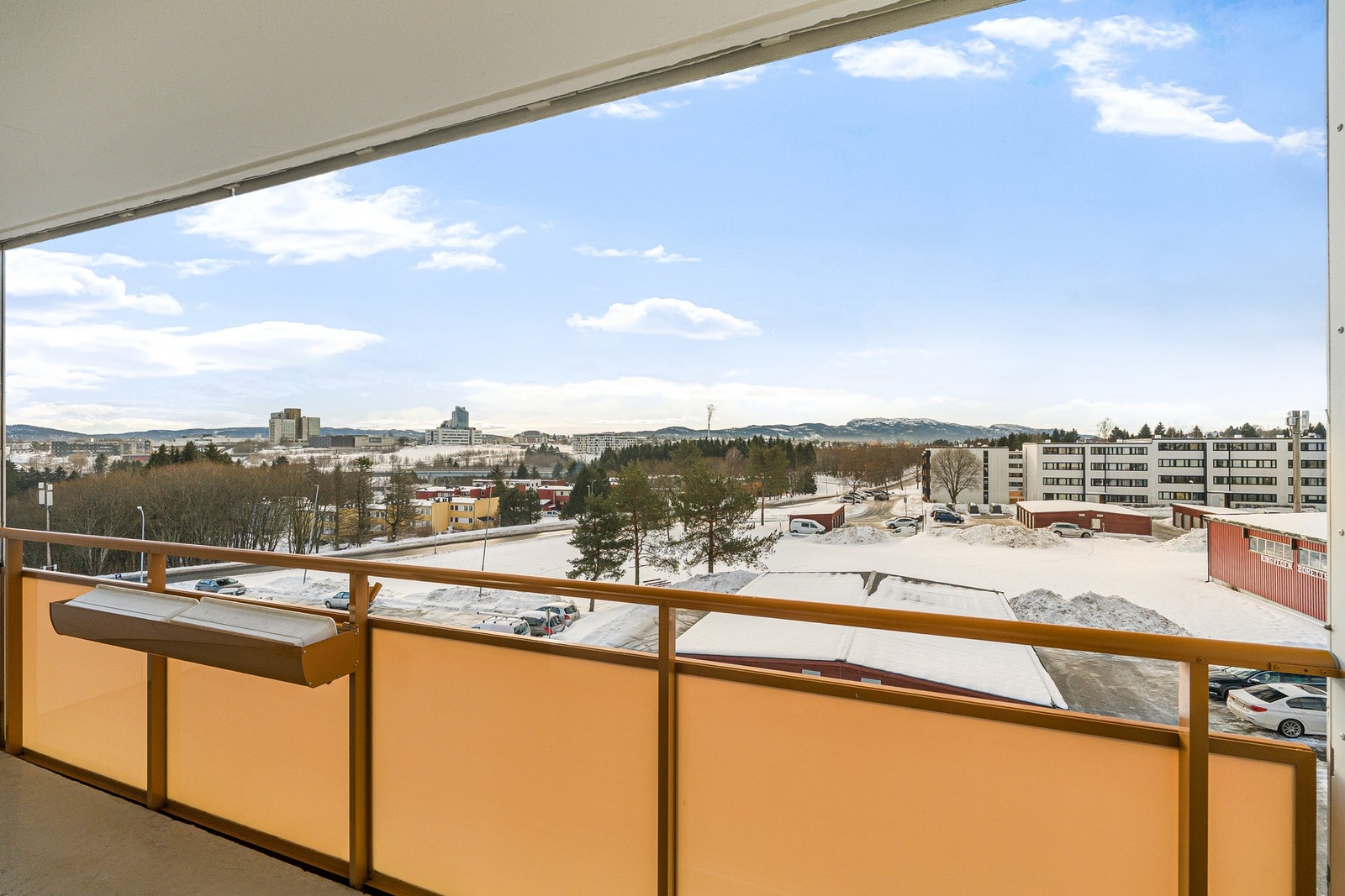 Høy beliggenhet i 4. etasje gir en behagelig utsikt fra balkongen. Galleribilde