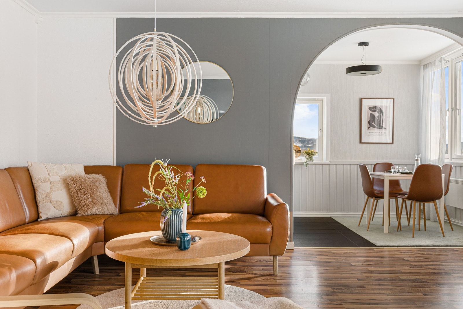 Fin overgang fra stuen inn til spisebord og kjøkkenet. Galleribilde