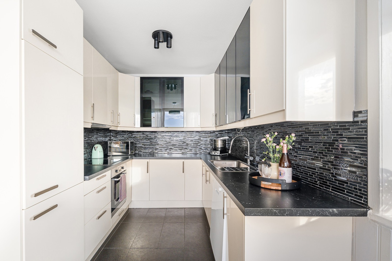 Kjøkkenet har integrerte hvitevarer som stekeovn, platetopp og kjøl/fryseskap. Galleribilde