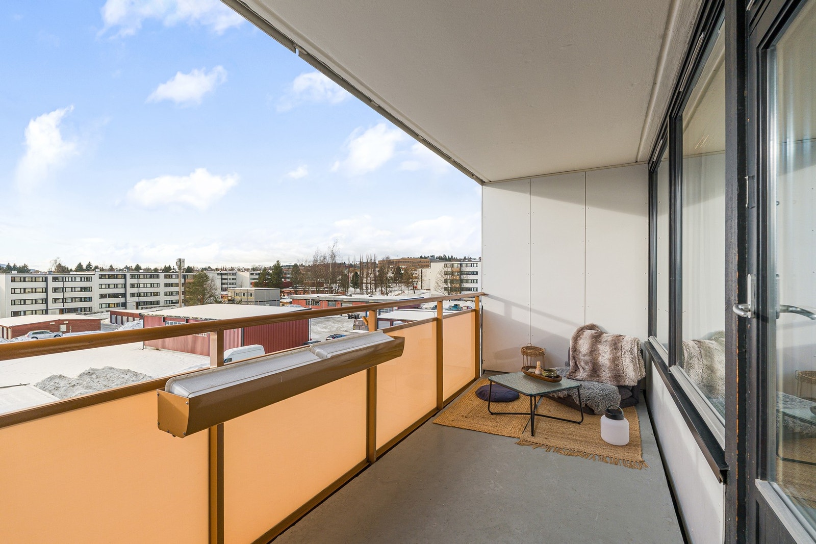Romslig sørvendt balkong med ypperlige solforhold. Galleribilde