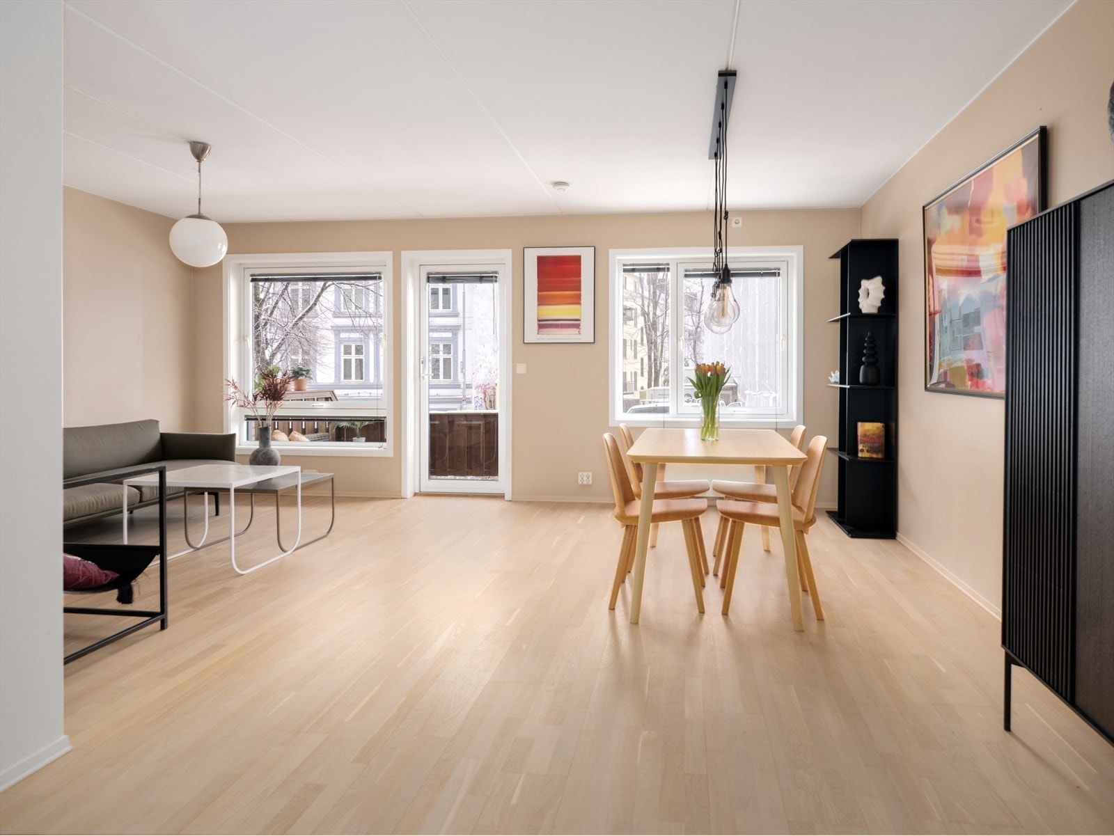 Store vindusflater i flere himmelretninger sørger for mye naturlig lys og en behagelig romfølelse. Galleribilde