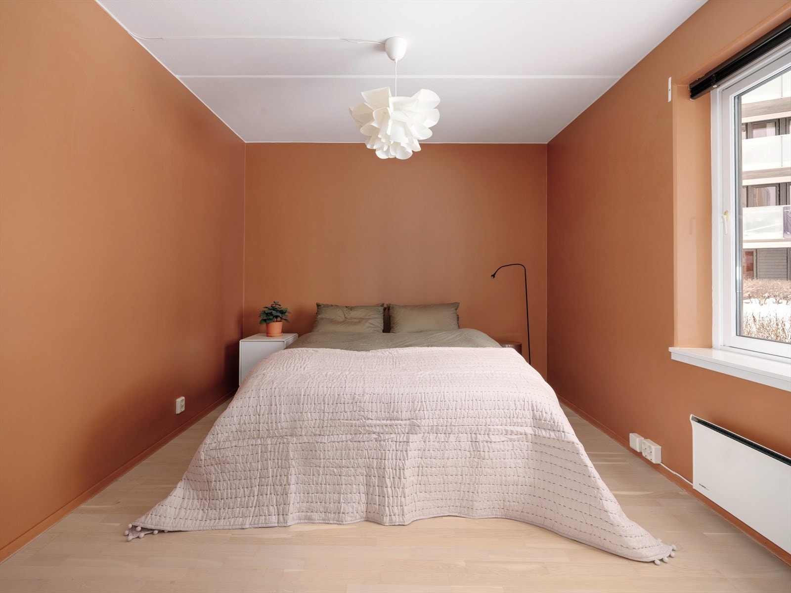 Det store vinduet gir rikelig med naturlig lysinnslipp, som skaper en god atmosfære. Galleribilde