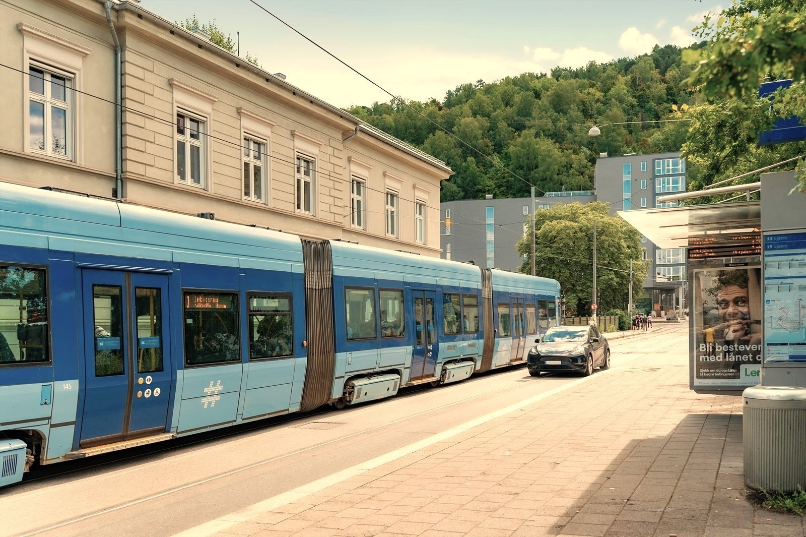 Få skritt fra inngangsdøren finner du offentlig kommunikasjon med både trikk og buss. Galleribilde
