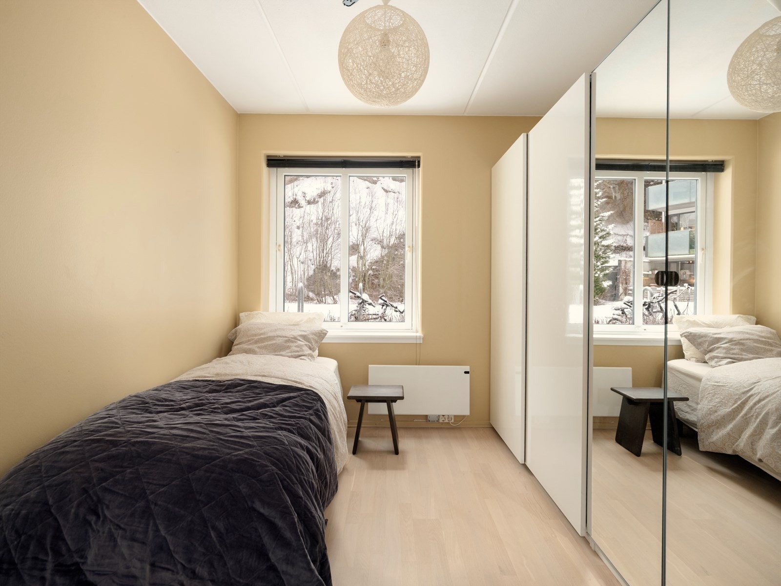 Rommet er holdt i duse fargetoner og har rikelig med oppbevaringsplass i garderobeskap. Galleribilde