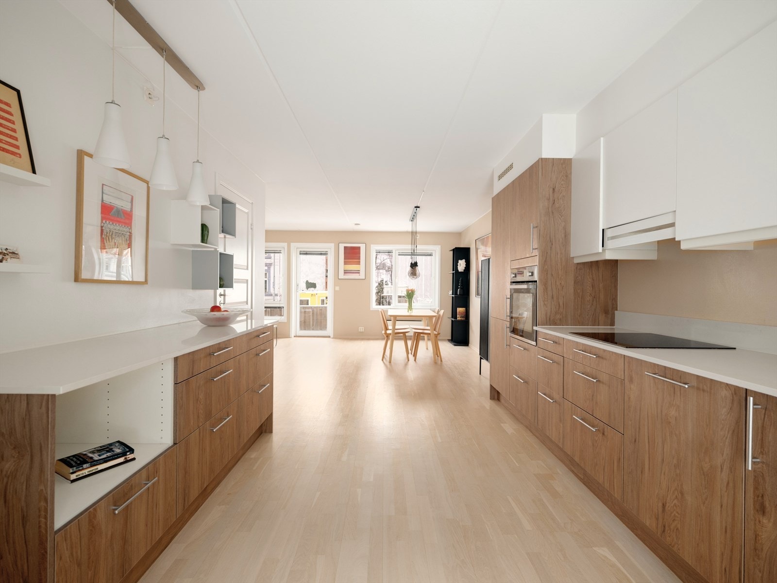 Innvendig møtes du av en luftig atmosfære og moderne preg, med parkett på gulv og glatte vegger i en harmonisk fargepalett som får de fleste til å føle seg hjemme. Galleribilde