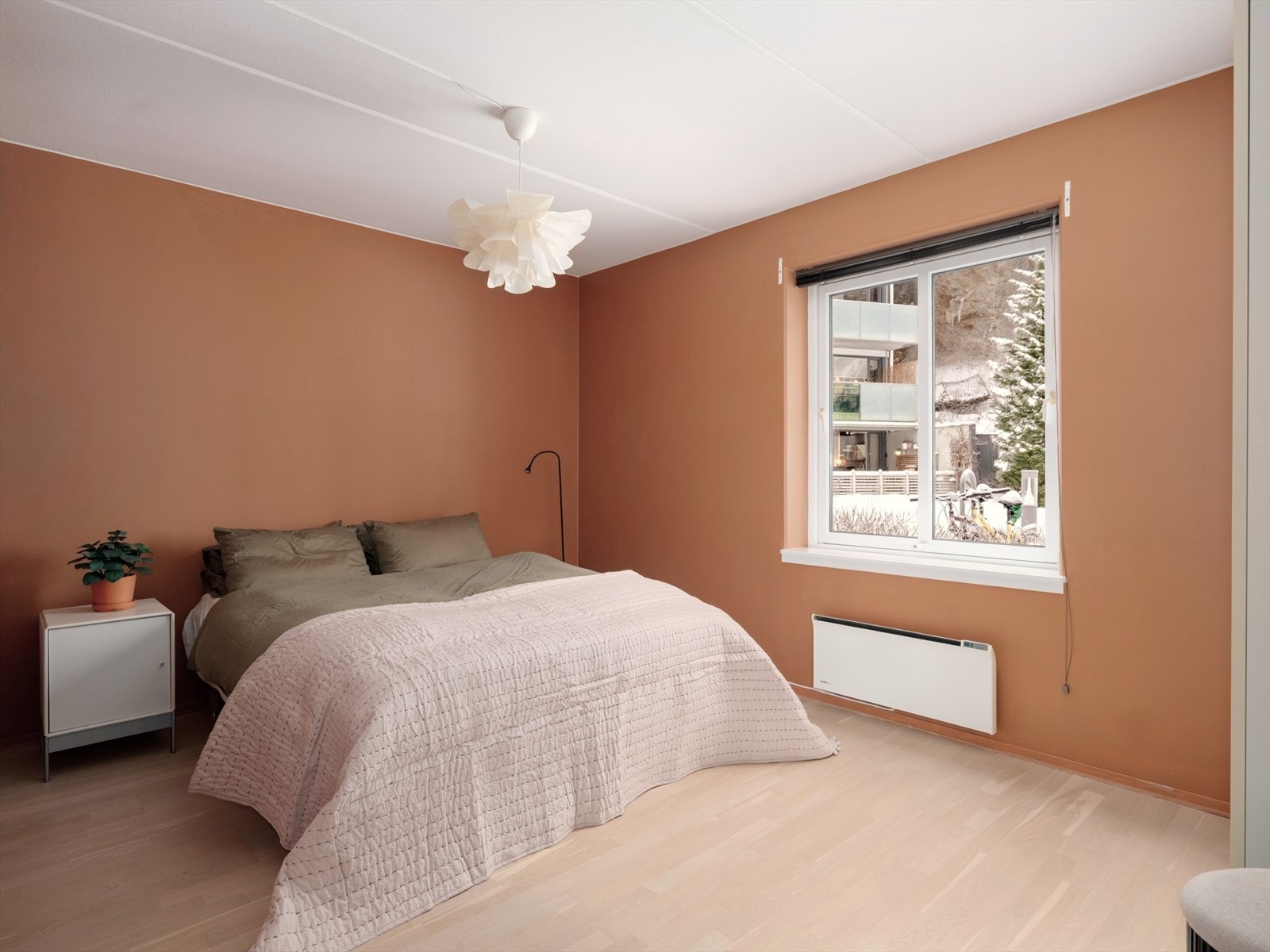 Boligen har to gode soverom mot stille, indre gårdsrom. Hovedsoverommet er romslig, med god plass til dobbeltseng og nattbord i tillegg til garderobe. Galleribilde