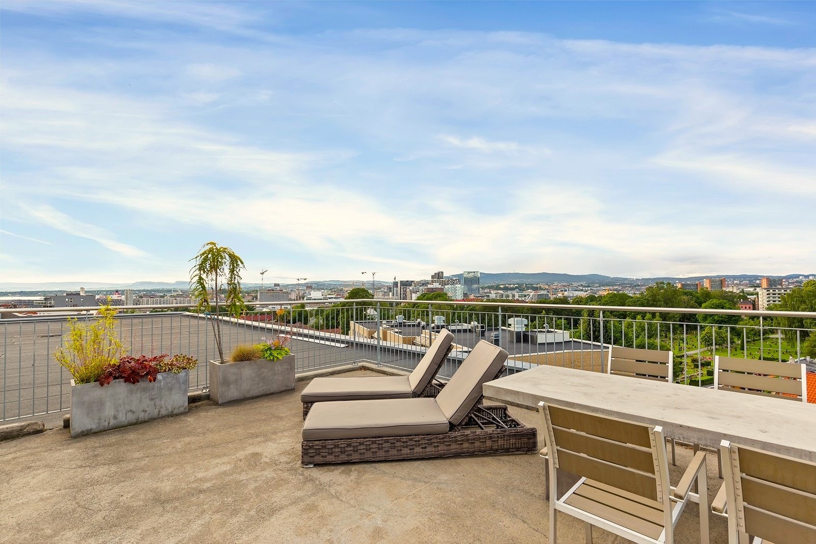 Her er det sol fra morgen til kveld og fantastisk utsikt mot fjorden og byen! Galleribilde