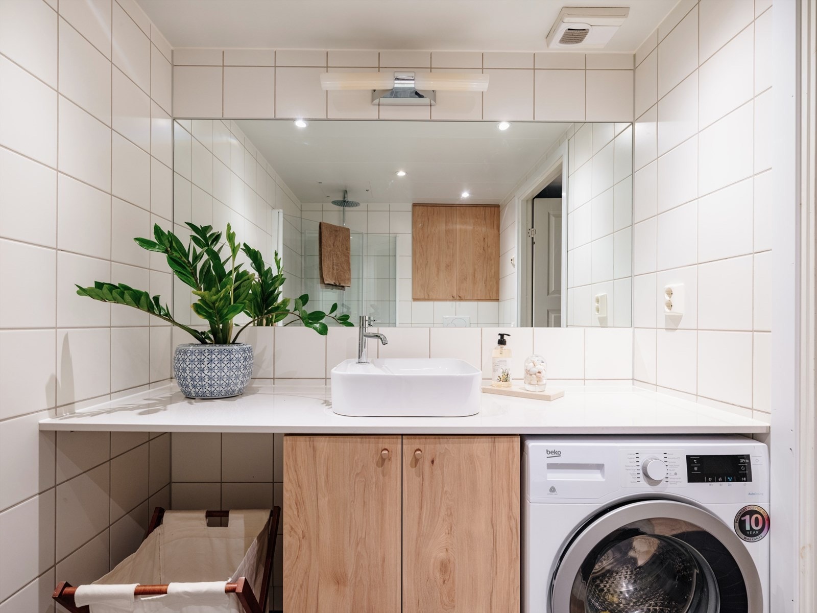 Felles varmtvannsbereder for borettslaget med varmtvann inkl. i leilighetens felleskostnader. Galleribilde