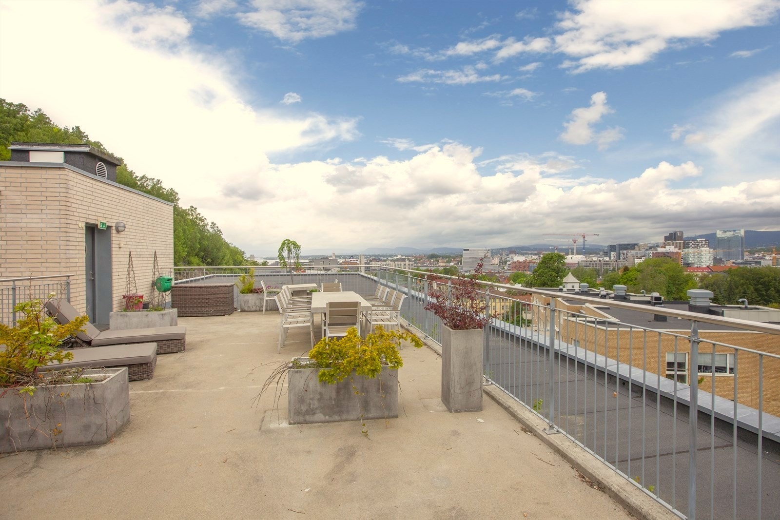 Fra leiligheten har du direkte adkomst via heis til denne fantastiske takterrassen, utstyrt med sittegrtupper, solsenger og beplantning. Perfekt for fine sommerdager! Galleribilde