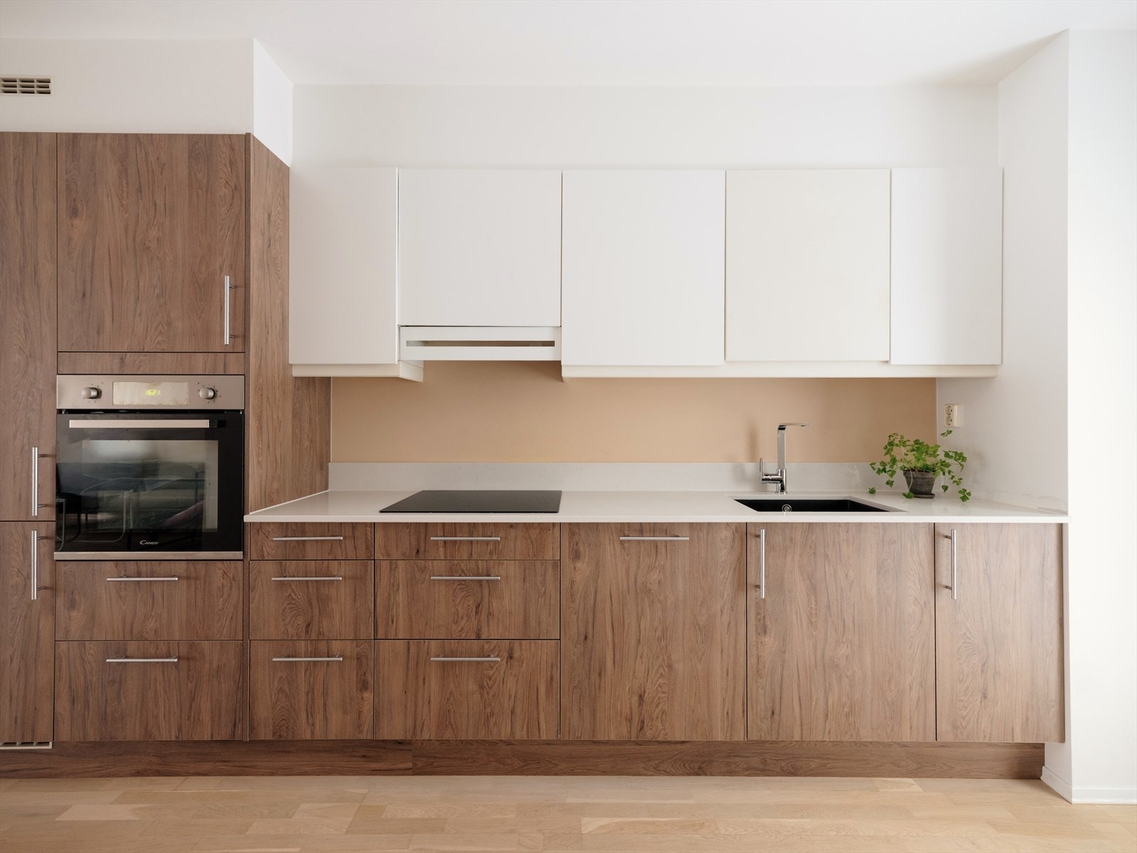 Alle hvitevarer er integrerte, herunder platetopp, stekeovn i arbeidshøyde, oppvaskmaskin og kjøleskap med fryser. Galleribilde