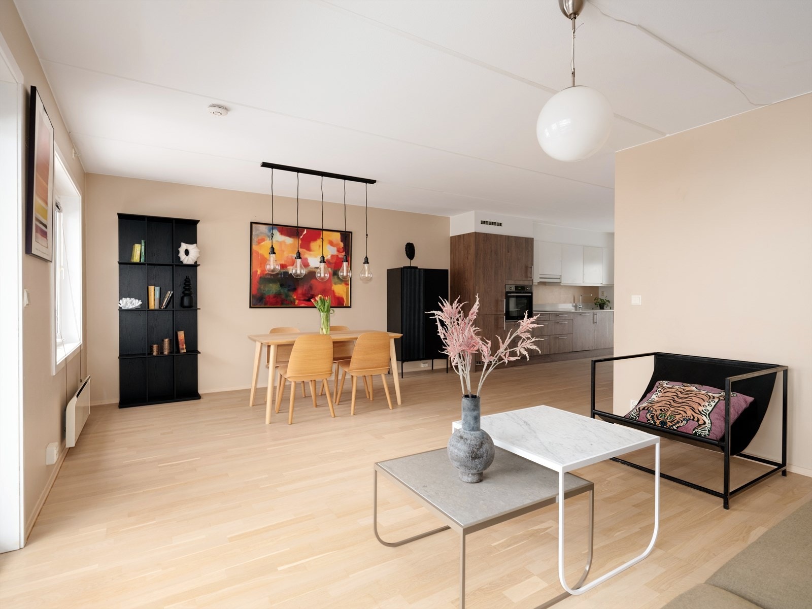 Den åpne løsningen mellom stue og kjøkken gjør at boligen er godt tilpasset sosialt liv. Her har du god plass til spisebord hvor det kan dekkes på til mange gjester. Galleribilde